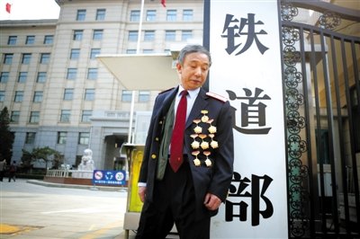 中国铁路总公司昨日挂牌 铁道部牌子进博物馆